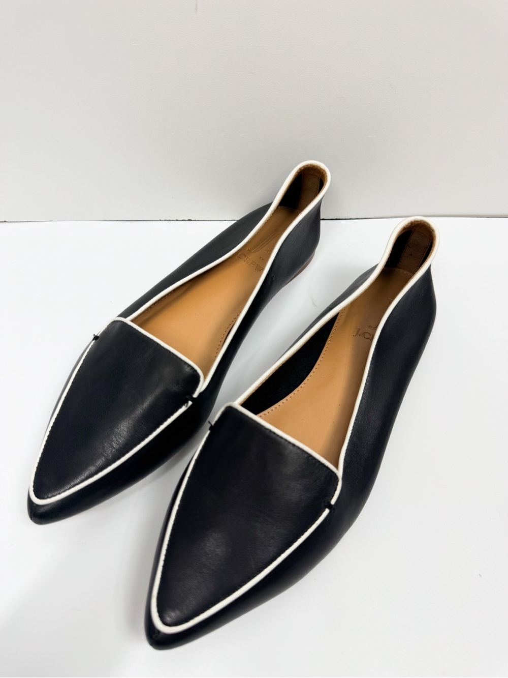 J Crew Black Leather Pointy Flat Shoes White Contrast Trim Slip-On Sz 9 Preppy
